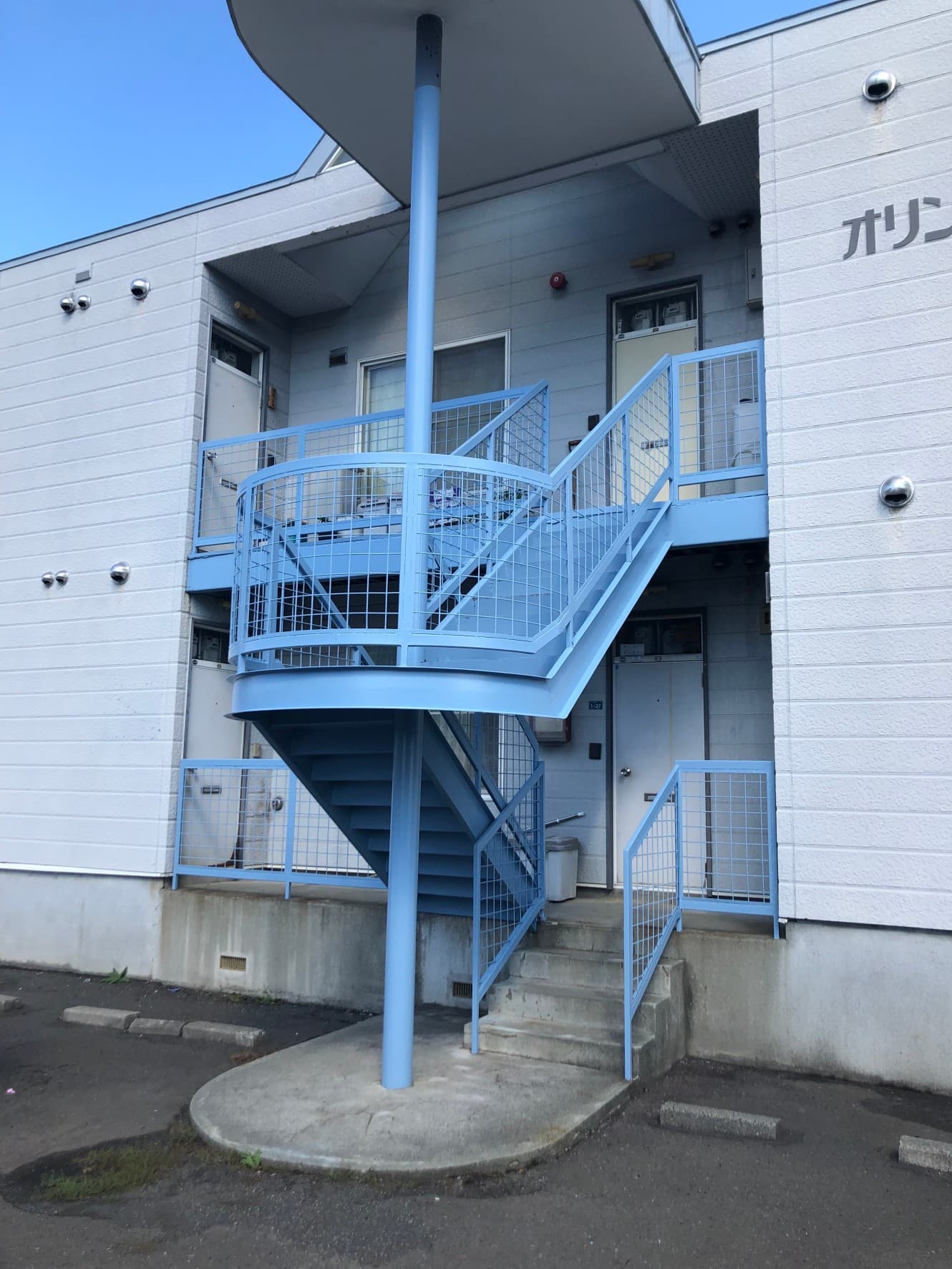 賃貸アパートの外階段まわり。