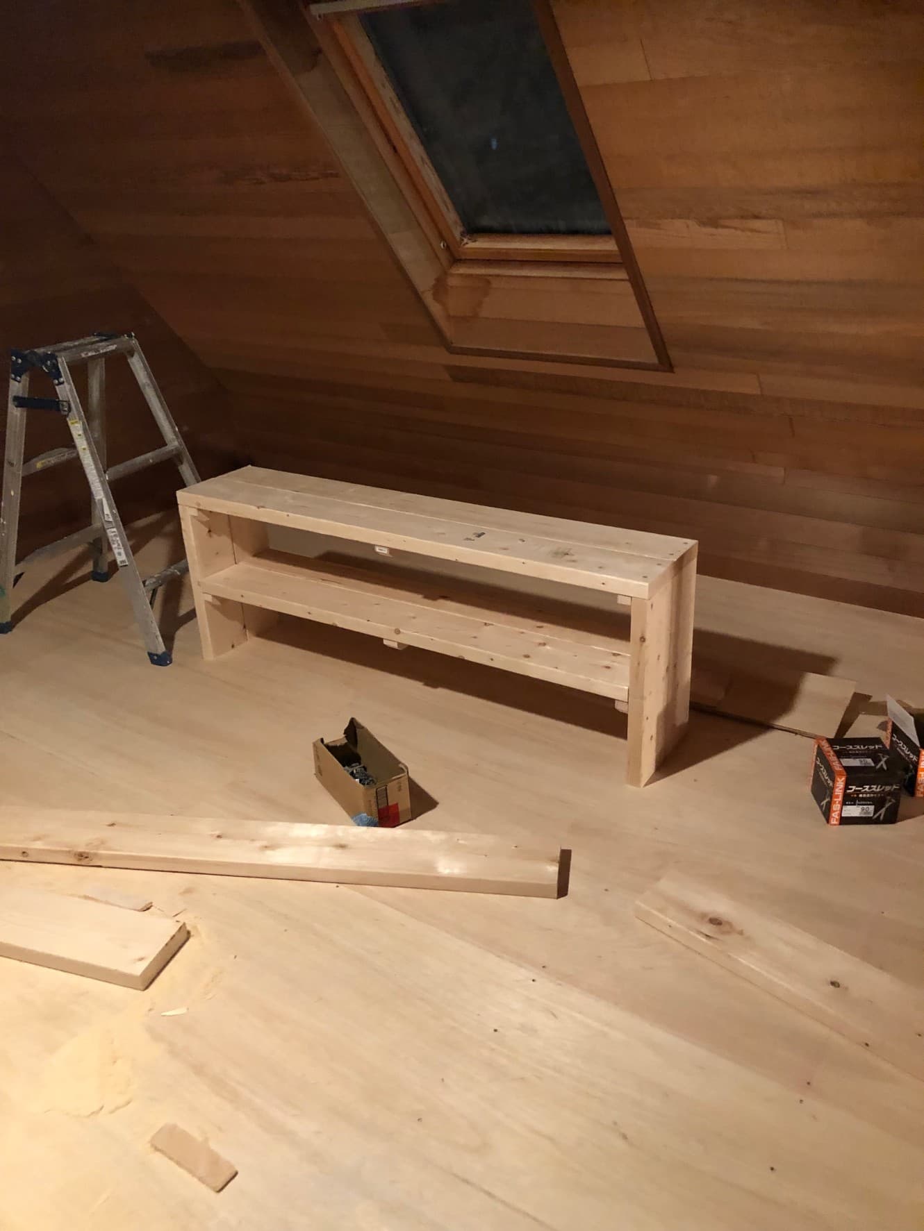 無垢材でつくった造作棚。